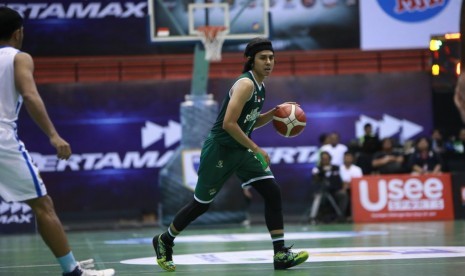 Point guard Louvre Surabaya Dimaz Muharri membawa bola saat menghadapi Amartha Hangtuah pada Seri IV IBL Pertamax 2020. Louvre menang 99-78.