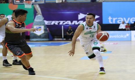 Point guard Louvre Surabaya Wendha Wijaya membawa bola.