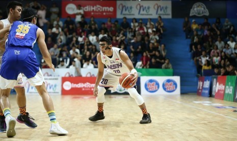 Point guard NSH Jakarta Wendha Wijaya menguasai bola.