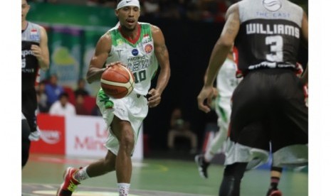 Point guard Pacific Caesar David Seagers membawa bola saat menghadapi Stapac.