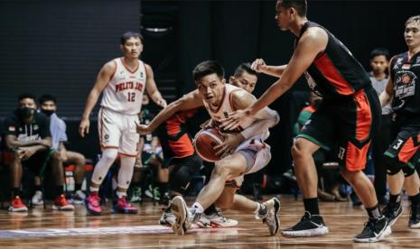 Point guard Pelita Jaya Bakrie Andakara Prastawa Dhyaksa membawa bola dijaga pemain Louvre Dewa United dalam pertandingan Seri 3 IBL 2021 di Robinson Resort, Cisarua, Bogor, Ahad (28/3). Pelita Jaya tim paling sedikit menderita kekalahan di IBL 2021.