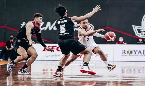 Point guard Pelita Jaya Bakrie Andakara Prastawa Dhyaksa membawa bola berusaha melewati pemain RANS PIK Basketball dalam laga pertama IBL Indonesia Cup 2022 di Solo, Jumat (4/11/2022).