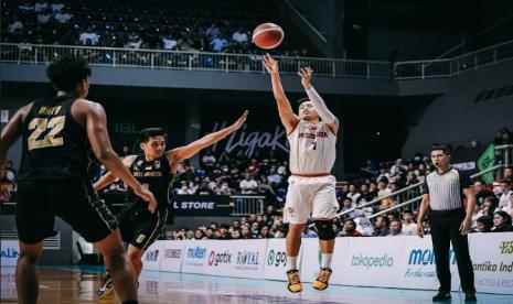 Point guard Pelita Jaya Bakrie Andakara Prastawa melepaskan tembakan saat menghadapi West Bandits Solo dalam pertandingan Seri 8 IBL 2023 di Mahaka Arena, Kelapa Gading, Jakarta Utara, Selasa (20/6/2023)