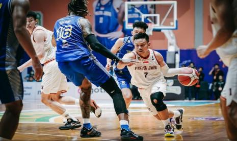 Point guard Pelita Jaya Bakrie Andakara Prastawa membawa bola dalam final IBL 2023 melawan Prawira Harum Bandung.