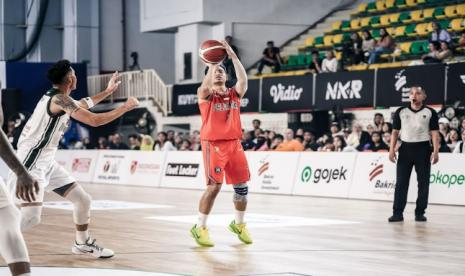 Point guard Pelita Jaya Basketball Andakara Prastawa melepaskan tembakan dalam pertandingan IBL 2024 melawan Borneo Hornbills. Pelita Jaya menang dengan skor 79-72.