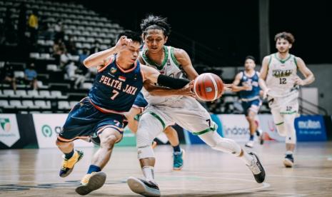 Point guard Pelita Jaya Jakarta Andakara Prastawa (kiri)mencoba merebut bola dari penguasaan pemain Pacific Caesar Gregorio Claudie Wibowo dalam lanjutan Seri 1 IBL 2022 di Jakarta, Rabu (19/1/2022)