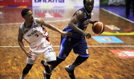 Point guard Pelita Jaya Martavious Irving (kanan) dijaga oleh point guard W88news.Aspac Dominique Williams