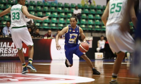 Point guard Prawira Bandung Arif Hidayat membawa bola. Prawira kalah dalam perhitungan poin dengan Amartha Hangtuah dalam persaingan runner-up terbaik Piala Presiden 2018.