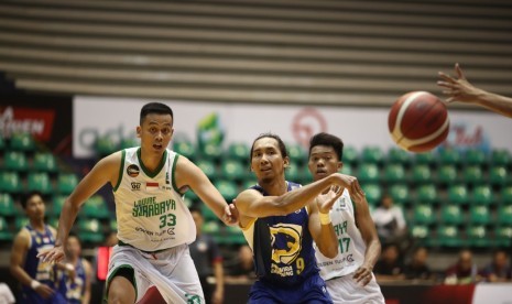 Point guard Prawira Bandung Arif Hidayat (tengah).