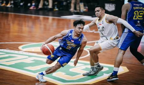 Point guard Prawira Bandung Yudha Saputera membawa bola pada semifinal IBL 2023 melawan Dewa United.