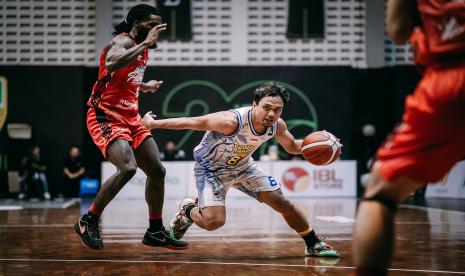 Point guard Prawira Harum Bandung Yudha Saputera membawa bola saat menghadapi Indonesia Patriots pada Seri 4 IBL 2023 di Sritex Arena, Solo, Jumat (3/3/2023)