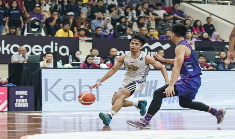 Point guard Prawira Harum Bandung Yudha Saputera membawa bola dijaga poin guard Rans SImba Bogor Januar Kuntara dalam pertandingan playoff IBL 2024 di Bogor, Kamis (11/7/2024) malam.