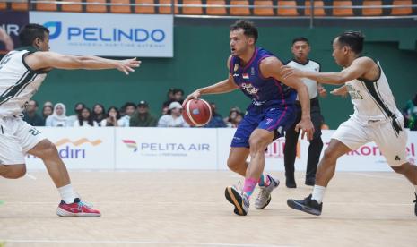 Point guard Rans Simba Bogor Devon van Oostrum membawa bola saat menghadapi Borneo Hornbill dalam lanjutan IBL 2024 di Bogor, Sabtu (27/1/2024).