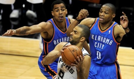 Point guard San Antonio Spurs, Tony Parker mengamankan bola dalam play off pertama wilayah barat melawan Oklahoma City Thunder