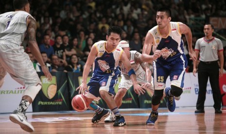 Point guard Satria Muda Pertamina Audy Bagastyo membawa bola.