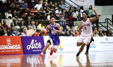 Point guard Satria Muda (SM) Pertamina Christian Gunawan (kiri) membawa bola.