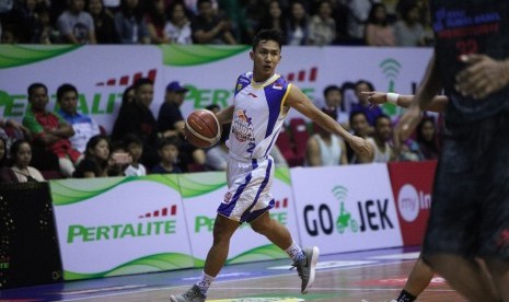 Point guard Satria Muda Pertamina Hardianus Lakudu.