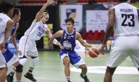 Point guard Satria Muda Pertamina Hardianus Lakudu dijaga para pemain NSH.