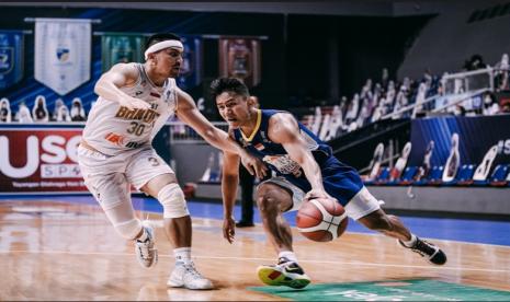 Point guard Satria Muda Pertamina Hardianus Lakudu membawa bola melewati guard West Bandist Solo Cio Manuputty dalam gim pertama semifinal IBL 2021.