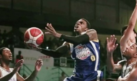 Point guard Satria Muda Pertamina Tyreek Jewell berusaha memasukkan bola