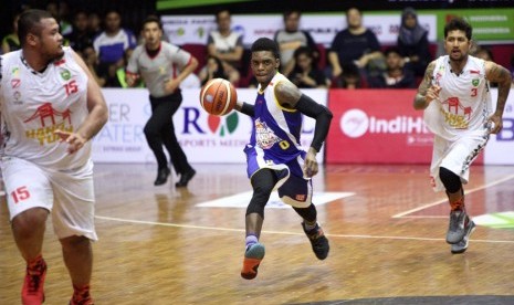 Point guard Satria Muda Pertamina Tyreek Jewell (tengah) membawa bola saat menghadapi Hangtuah Sumsel.