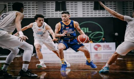 Point guard Satria Muda Pertamina Widyanta Putra Teja membawa bola dijaga para pemain Evos Thunder Bogor di Seri 4 IBL yang berlangsung di Solo.