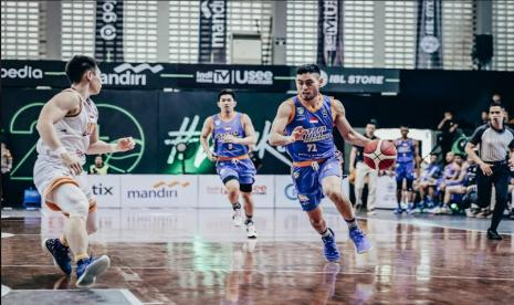 Point guard Satria Muda Pertamina Widyanta Putra Teja membawa bola dijaga para pemain Tangerang Hawks di Seri 4 IBL yang berlangsung di Solo.