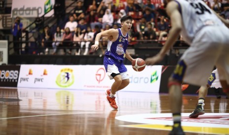 Point guard SM Pertamina Christian Gunawan membawa bola dalam laga Piala Presiden Bolabasket 2019 melawan Prawira Bandung.