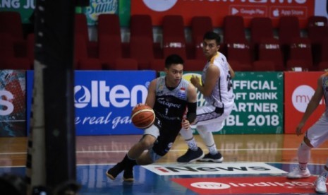 Point guard Stapac Andakara Prastawa berkelit melewati penjagaan pemain Satya Wacana Salatiga pada laga Seri 8 IBL Pertalite di GOR Bimasakti, Malang, Jumat (23/2).