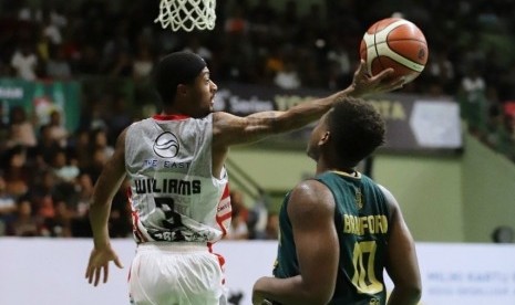 Point guard Stapac Domminique Wiliams hendak memasukkan bola ke ring saat menghadapi Pelita Jaya di GOR UNY, Yogyakarta, Ahad (28/1).