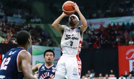 Point guard Stapac Jakarta Dominique Williams saat hendak melepaskan tembakan melawan Pelita Jaya pada semifinal IBL Pertalite 2017/2018.