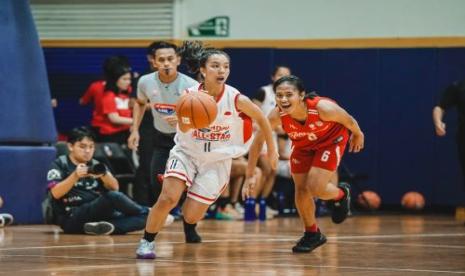 Point guard tim elite Kopi Good Day DBL Indonesia All-Star 2024, Keira Ammabel Hadinoto dari SMAN 70 Jakarta (kiri) saat menjalani scrimmage game dengan Timnas Basket Putri U18 di DBL Academy Pakuwon Mall Surabaya Barat, Kamis (13/6/2024).