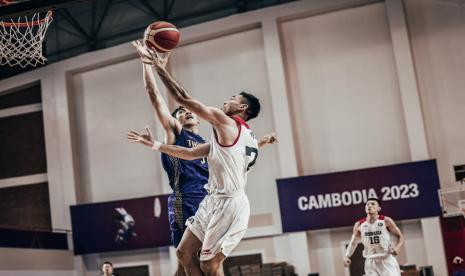 Point guard timnas basket putra Indonesia Widyanta Putra Teja melakukan lay up saat melawan Thailand pada laga terakhir Grup  SEA Games 2023 Kamboja, Ahad (14/5/2023). Indonesia mengalahkan Thailand 87-69 dan akan bertemu Filipina di semifinal pada Senin (15/5/2023) petang.