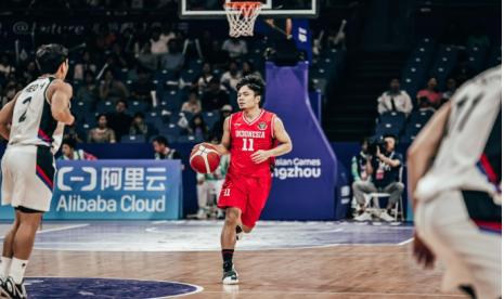 Point guard timnas basket putra Indonesia Yudha Saputera membawa bola saat melawan Korea Selatan di Asian Games 2022.