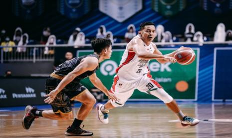 Point guard veteran Louvre Dewa United Wendha Wijaya membawa bola dijaga oleh point guard Bima Perkasa Jogja Samuel Devin Susanto dalam pertandingan play-off IBL 2021.