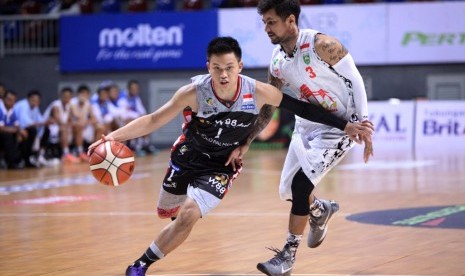 Point guard W88.News Aspac Andakara Prastawa Dhyaksa (kiri) berusaha melewatu point guard Hangtuah Sumsel Kelly Purwanto.