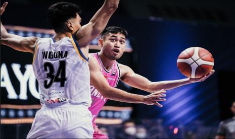 Point guard West Bandits Solo Widyanta Putra Teja (memegang bola) dijaga bigma Prawira Bandung Pandu Wiguna dalam pertandingan pertama play-off IBL 2021 di Mahaka Arena, Jakarta, Ahad (23/5)..