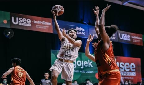 Point guard West Bandits Widyanta Putra Teja hendak memasukkan bola saat melawan Satya Wacana Saints Salatiga di IBL 2021.