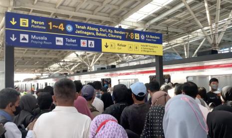 Pola operasi KRL Commuter line di Stasiun Manggarai mulai berubah pada rabu (20/1/2023). Perubahan jalur tersebut berdampak bagi pengguna KRL yang melakukan transit atau naik di stasiun manggarai.