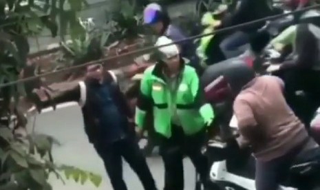 Video polantas berjaket ojek daring viral di media sosial.