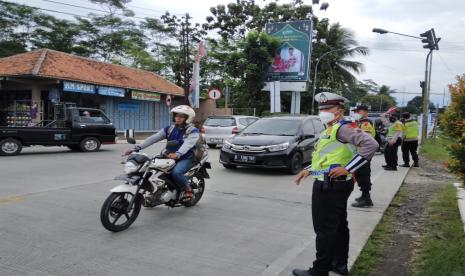 Polantas tengah mengatur lalu lintas di Jalan Ajibarang. Perbatasan Brebes- Banyumas terpantau ramai lancar.