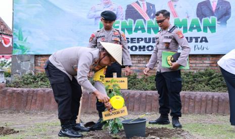 Polda DIY melakukan gerakan penanaman pohon di kawasan Embung Kaliaji, Turi, Sleman, Rabu (15/11/2023). 