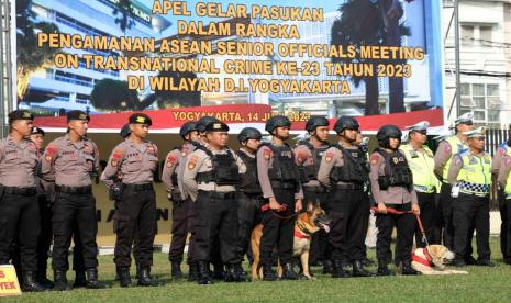  Polda DIY menggelar apel pasukan persiapan Asean Senior Official Meeting On Transnational Crime (SOMTC) ke-23 Yogyakarta di Lapangan Mapolda DIY.