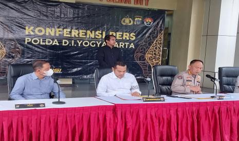   Polda DIY menggelar konferensi pers di Mapolda DIY terkait kericuhan yang terjadi antara kelompok Persaudaraan Setia Hati Terate (PSHT) dengan kelompok Brajamusti.