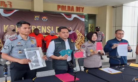 Polda DIY menunjukkan alat bukti dalam rilis pengungkapan kasus TPPO di Mapolda DIY, Selasa (7/11/2023). 