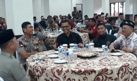 Polda Jabar dan media massa menggelar acara buka puasa bersama di Aula Masjid Al Amman, Mapolda Jabar, Jl Soekarno-Hatta, Kota Bandung, Senin (28/5).  