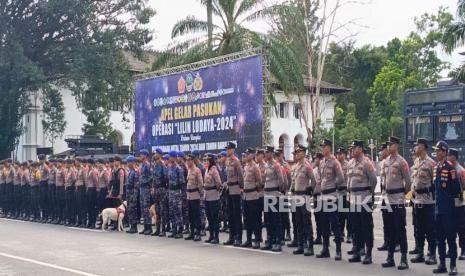 Polda Jabar menggelar apel gelar pasukan operasi lilin Lodaya tahun 2024 di Jalan Diponegoro, Kota Bandung, Jumat (20/12/2024). 