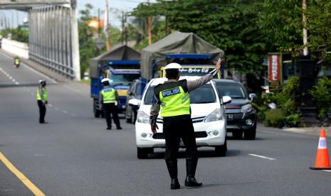 Polda Jateng melakukan penyekatan di 52 titik saat penerapan PPKM Darurat.