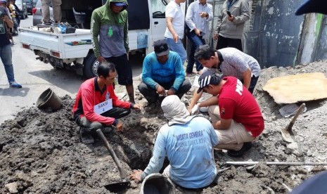 Polda Jateng menggelar rekonstruksi kasus pencemaran air PDAM oleh limbah di pabrik kimia tekstil di Jl Adi Soemarmo, Banyuanyar, Solo, Sabtu (20/10). Dalam kasus tersebut, warga tiga RT di Kelurahan Banyuanyar menjadi korban pencemaran air PDAM menjadi berwarna merah.