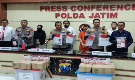 Polda Jatim menggelar konferensi pers terkait kasus penipuan dengan modus investasi robot trading dengan tersangka Wahyu Kenzo di Mapolda Jatim.